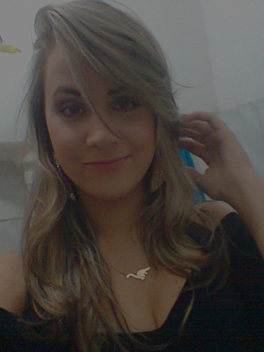 Sou inquieta, ciumenta, chata, ingnorante. Embora amor dentro de mim eu tenha. Só que eu não sei usar as vezes o amor: às vezes parecem farpas.