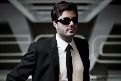 Eu poderia escrever mil e uma palavras para lhe mostrar meus sentimentos, mas apenas uma já basta. Eu te amo! @DaniloGentili  ♥