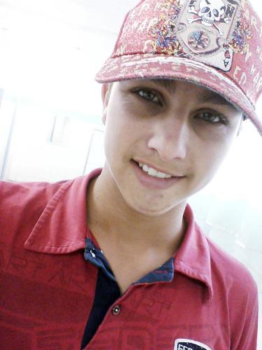 NEM SEMPRE O SORRISO QUE TRAGO NO ROSTO É A VIDA QUE VENHO LEVANDO MAS SEMPRE TO DE CABEÇA ERGUIDA E DE POUCO EM POUCO EU VO CONQUISTANDO²ֆֆ