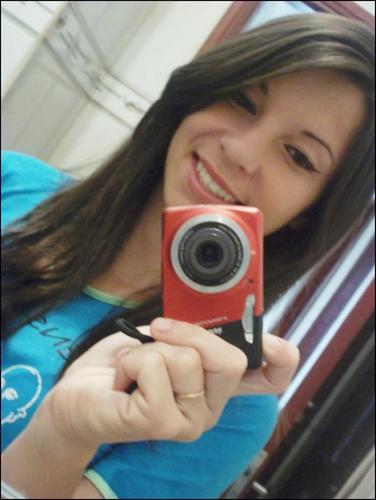 **olhos castanhos claro , cabelo castanho claro, engraçada, timida , joga fuutebool**...