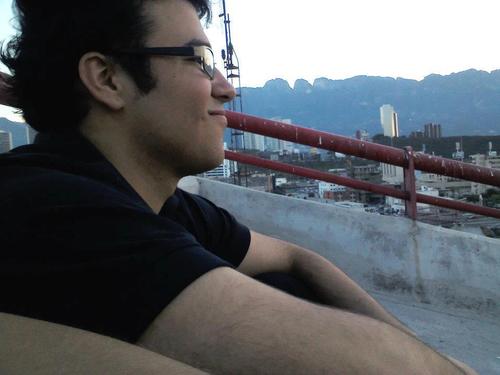 yoSoyRAP_'s profile picture. De tantas hojas arrancadas, acabo por intuir que prefiero dejar de respirar, que dejar de escribir.