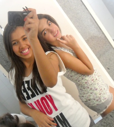 Fortes são as garotas que choram antes de dormir , mas passam o dia inteiro com a droga do sorriso no rosto