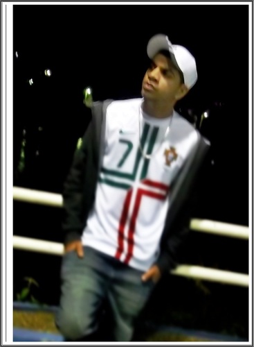 Sou αquele que você NUNCA serα,
     Posso nαõ ser perfeito,
 Mαis sαõ os meus defeitos que fαzem eu ser único.
 ㅤ
