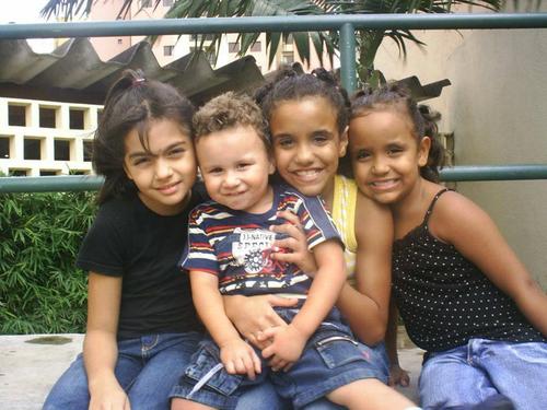 Luisa, tenho 10 anos, capricorniana, bailarina, nadadora, corinthiana e irmã da chata da @caroljvl123 !
