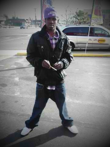 im 26 from the bay area and i write music... currently workin ona mixtape..b on the look out