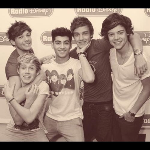 ONE DIRECTION. Yeah, got your attention. Follow us please! we love 5 homos who don't know we exist.
