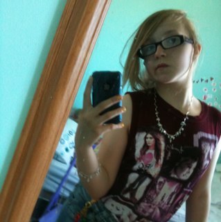 Taylor189001's profile picture. Random, Crazy and Chatty girl who loves to sing:)