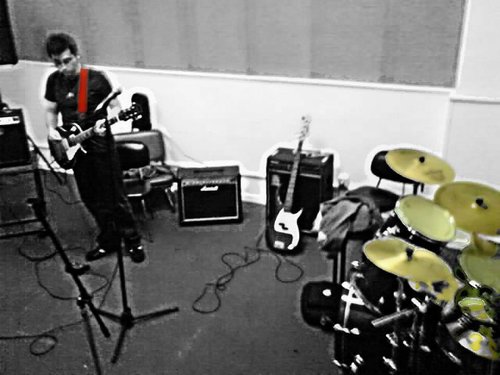 Buscando conceptos que definan mi intrascendencia: Auditoría, Artista y músico frustrado, cinéfilo,  friki de perfil bajo y muy de Mou. Vaya cuadro.