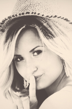Demi Lovato , Ellie Goulding , Taylor Swift , Rihanna , Beyonce , Justin Bieber , 1D =) Follow me gu's , i will follow you back :)