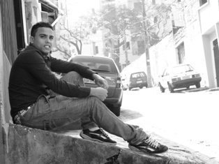• Eu sou um garoto como todos os outros .
Só estou vivendo dias iguais de maneiras diferentes !