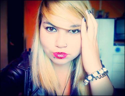 Sou fotografa amadora e designer. Cruzeirense fanática e amo Rock n' Roll!