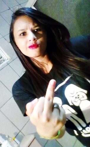 E eu sou um pouco mais estranha do que ser estranha permite.
Sou estranha além do charme de ser estranha.

(Tati Bernardi)