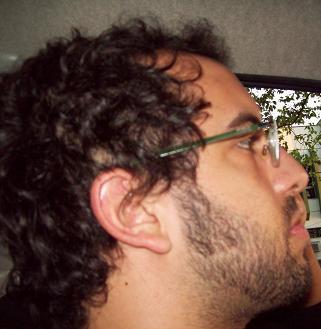 Um cara que toca guitarra, viciado em blues e que tira onda de roqueiro