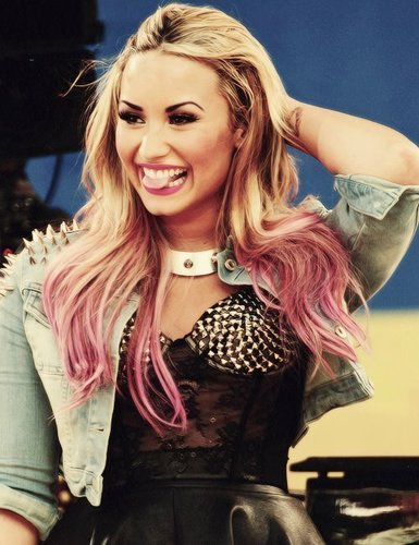 Be yourself there's no one better.
LOVATICS FOR LIFE!!!
 @itsAppleNight ♡