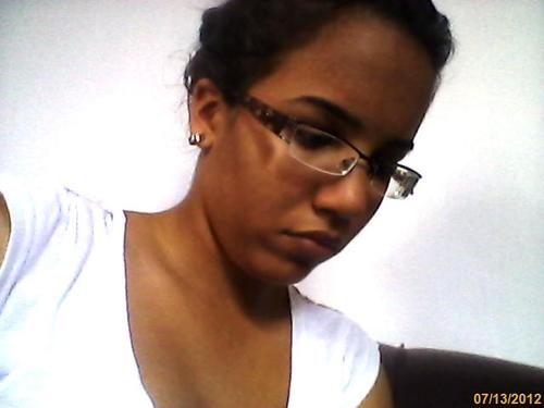 Por isso eu te peço. Me provoque.Me beije a boca. Me desafie.Me tire do sério.Me tire do tédio. Vire meu mundo do avesso! Mas,pelo amor de Deus me faça sentir..