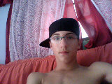 tenho olhos azuis,cabelo castanho  claro,sou alto,quando me apaixono fico meio doido e faço locura pra ficar com a pessoa q eu amo!!!!!
