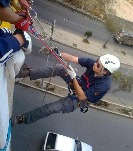 Analista de conflictos, ex paramedico-bombero voluntario y mieliponicultor en proceso de formación