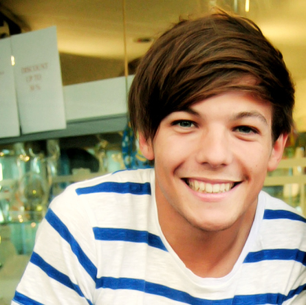 Hello I am Elijah Daniels I am often mistaken for Louis tomlinson of 1D I dont like being in the spot light so i cut my hair differently I am single and Bi