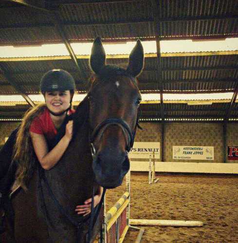 Daniqueee12's profile picture. 