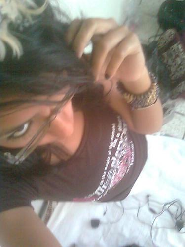 Soy amigable, alegre, me gusta cantar, me gusta bailar, y tocar un instrumento, no estar enserrada, oir musica.