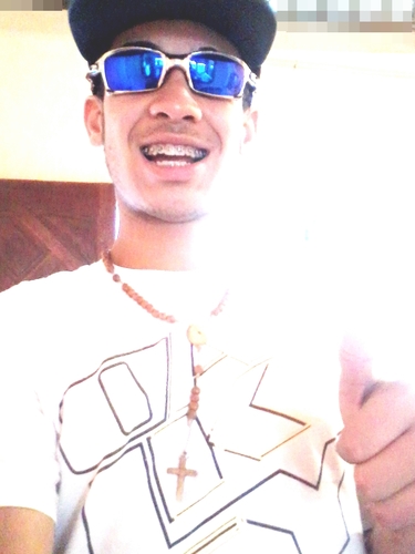 Siignôoo De Lêoon!!.Soii Atraent?É eu sei kkk,Palhaçoo,Enjoado ahh enfin ê Muintoo Romanticoo kkkk.. ^-^ o Restoo se kiser Saabê?  Demoro Práa pergunta.!!!! :D