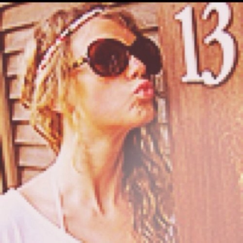 sweettswizzlecl's profile picture. basically..i like cats.alot.if you meow around me, I have a special glitter that turns you into a cat! Sophomore, music major.•single, bi•