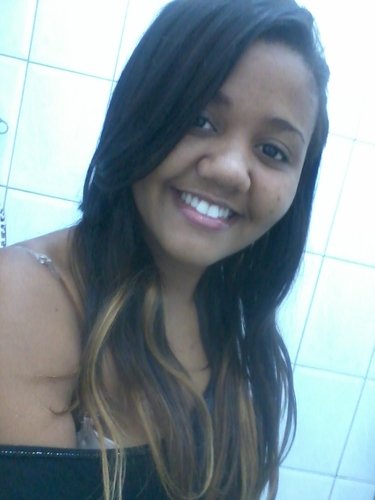 Porque viver é ser. E eu sou, meu Deus do céu, eu sou. Meio desajeitada, meio tímida, meio abusada, mas sou.