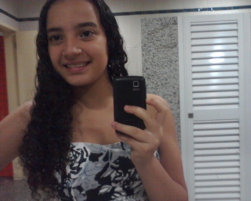 Apenas uma menina,
com inocência de criança,
malícia de adolescente,
e sentimentos de mulher.