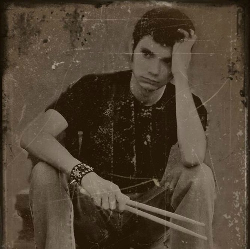 19 anos, Touro, Baterista, Engraçado, Humilde e impaciente '-' , Rockeiro \,,,/  /