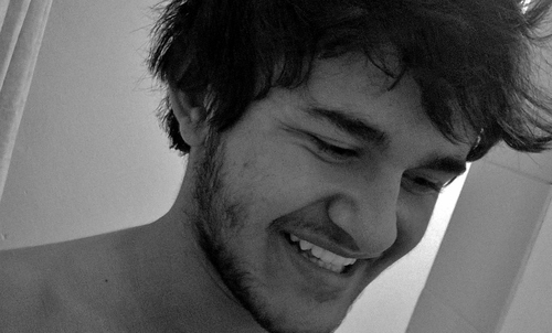 eu sou mesmo um anti-herói, aquele que não dá lição de moral no final da história, e que é até capaz de alguns deslizes pra ser feliz.