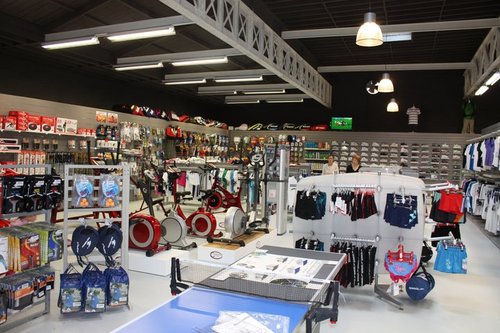 Laurent, co-fondateur SPORT ONE Nivelles, 1000m², le + gros magasin de sport indépendant en Wallonie. Foot-tennis-hockey-rugby-basket-sp. combat- natation,..