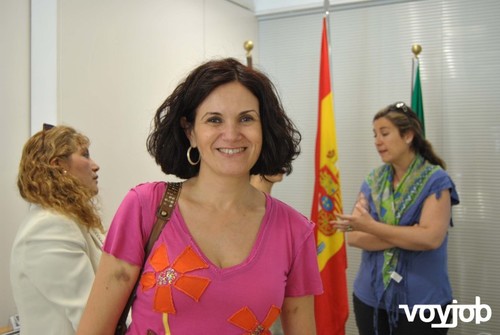 Economista. Trabajo para el Ayuntamiento de Alcalá de Guadaíra acompañando a los emprendedores que quieran instalarse en Alcalá. ¡Me apasiona mi trabajo!