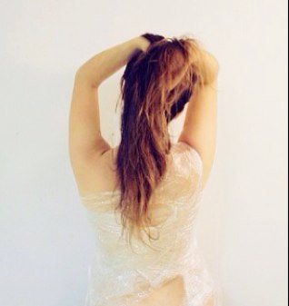 CimaDeLaLocura's profile picture. Sufre Julieta en el balcón, viendo escalar a su galán, mientras él subiendo por la torre solo piensa en **llar.