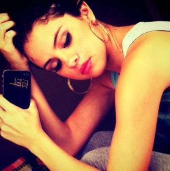 I love Selena Gómez, One direction and Justin Bieber. I hope that you like my tweets, thank you for all guys.
