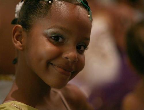 Sou maluca,alegre,impaciente,meio estressada,feliz,seguidora de Deus,amo minha família.....á é eu não podia esquecer amo ballet -:)