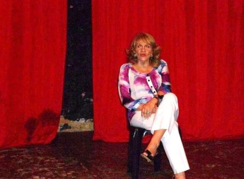 Mujer dinamica, seguidora de la politica ( no de los politicos ) que aun con una larga trayectoria es utopica y queire ver un pais mucho mejor para sus hijos