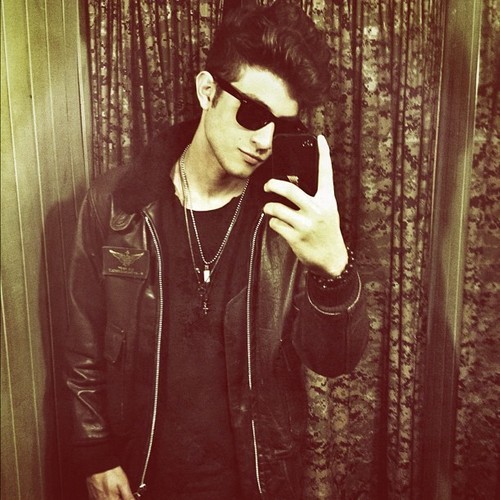 Ele é o motivo de ficar feliz mesmo tendo um dia ruim, Eu te amo, e isso eu digo de todas as maneiras que possam existir @ChayLeao Since: 15/03/12