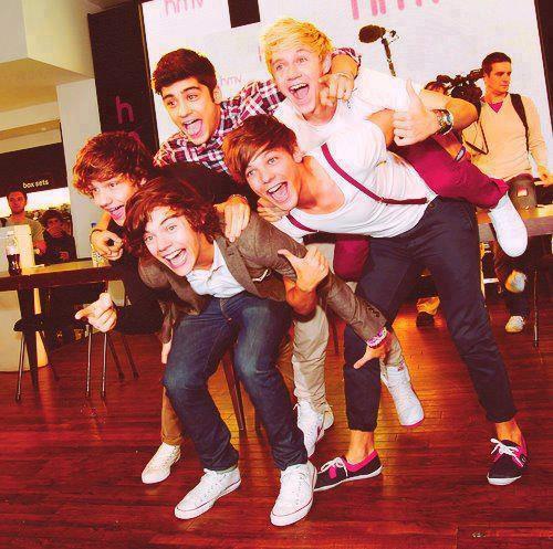 I'm 16 years old! I love 1D, Tay Swift,Harry Potter and food forevah :)