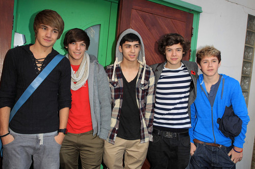 HI! I'm a directioner and belieber. Follow me I follow back!