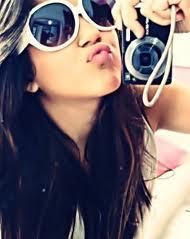 divertida,loca,amiga para todas as horas,depressiva....Segue aii q eu sigo de voltaa!;)Bjs!: