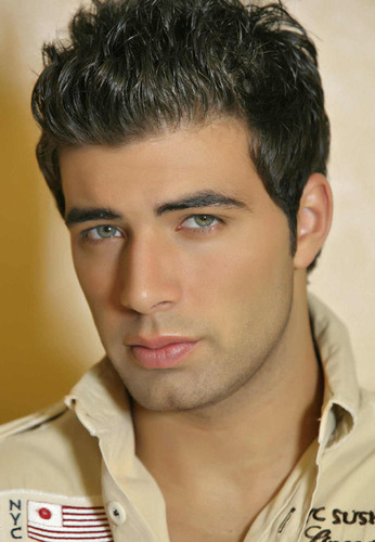 Jencarlos Canela ( nació el 21 de abril 1988 en Miami,Florida, Estados Unidos.) es un actor y músico cubano-americano