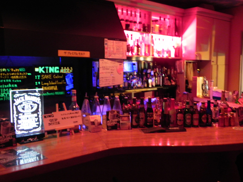 ありがとうございます。
めでたく今年の平成24年1月1日～ShotBar KINGでカクテルを創ってますJACKと申します。
「KING」はアットホームな感じですから女性一人でも我が家みたいな感じでいらしてますﾖ