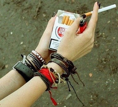 Про девочек-бабочек с красными браслетиками на тоненьких запястьях.