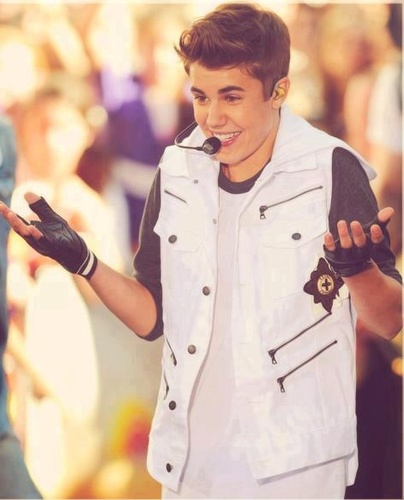 Eu ia até fazer uma Bio , mas o JERRY ta me chamando pra ir pra cama 66' #NEVERSAYNEVER Follow me ?