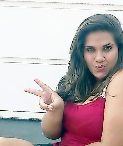 Uma garota na fase mais sensata da sua vida: Adolêscencia. 
Sonhadora, sorridente, brava, ciumenta, feliz, irônica, boba, chorona, engraçada  e apaixonada ! (: