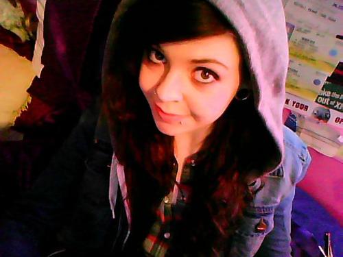 likes ghouls, dislikes peoples knees