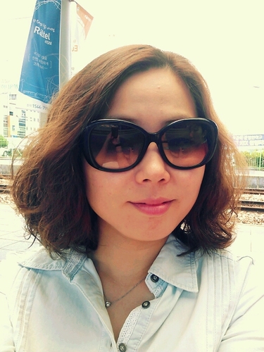 korea science researcher; canon 550D; photo; toy camera; under; rock music; library;