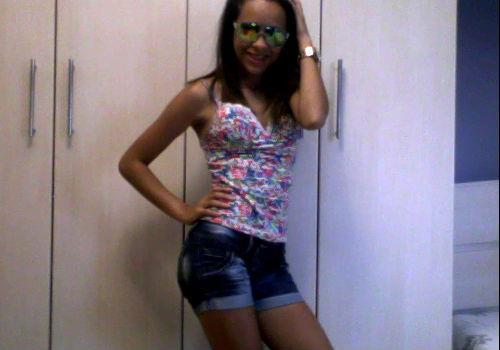 Ela dança, ela ri, ela quer curtir, quer amar, quer beijar, quer se divertir.Ela manda, ela pode, ela é quem faz, ela é funk, ela é samba , ela é mais mais (8)