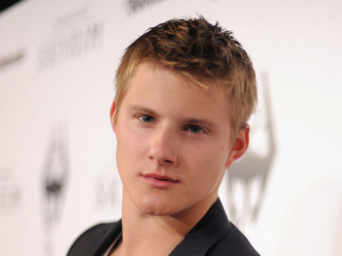 CatoD2LJDH's profile picture. Entrenado para esto durante toda mi vida. Manejo la espada como nadie, vivo para servir y honrar a mi distrito. Soy una máquina de Matar.