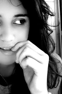 N sou de meias palavras mto menos d meios sentimentos.Busco aqlo q me completa e só qro o vento soprare na minha face e ver q ainda vale a pena viver!